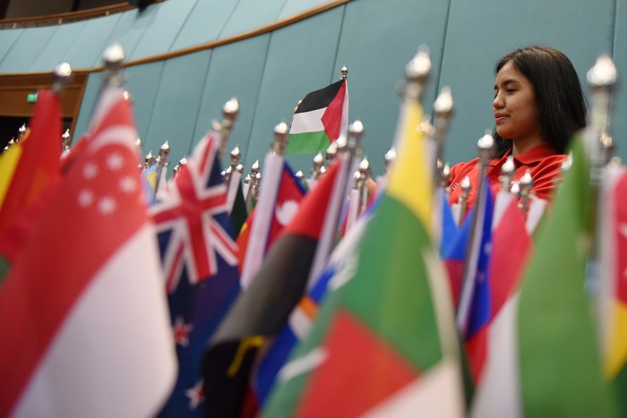 Panitia merapikan bendera negara peserta KAA yang akan diletakan di meja peserta di Jakarta Convention Center (JCC), Sabtu (18/4). Konferensi Asia-Afrika ke-60 akan berlangsung pada 18-24 April 2015 di Jakarta dan Bandung. ANTARA FOTO/Hafidz Mubarak A./Asf/pd/15.