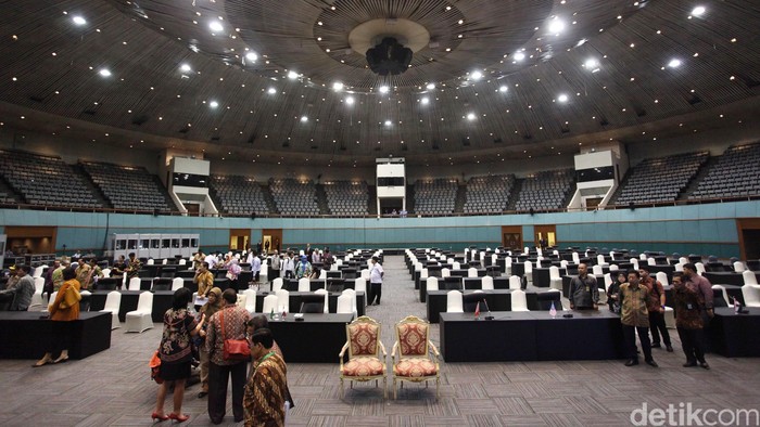 Pekerja terus menyelesaikan persiapan jelang peringatan KAA di gedung Pleanary Hall Jakarta Convention Centre (JCC), Sabtu (18/04/2015). Gedung Pleanary Hall Jakarta Convention Centre (JCC) ini nantinya akan dipakai sebagai salah satu rangkaian acara peringatan KAA. Grandyos Zafna/detikcom