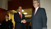 Dalam pidato itu, PM Hamdallah menyebut ada tiga mobil yang rusak akibat ledakan yang nyaris mengenai rombongannya. (Foto: Agung Pambudhy/detikcom)