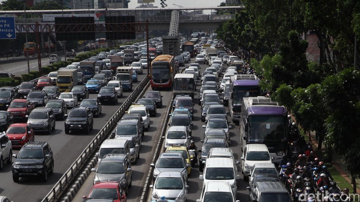 Hari Pertama Masuk Sekolah, Lalin di Jakarta Mulai Padat