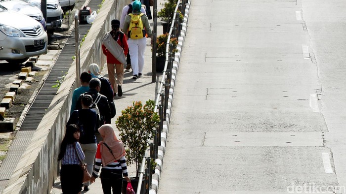 Penutupan lalu lintas di Jalan Sudirman, Jakarta Selatan berdampak pada aktifitas warga yang bekerja di kawasan Sudirman dan sekitarnya. Akibat penutupan lalin, warga memilih jalan kaki ke kantornya. Kawasan Jalan Sudirman hingga Jalan Thamrin, Jakarta Pusat, Rabu, (22/04/2015), disterilkan untuk dilalui kendaraan yang akan membawa para delegasi peserta peringatan Konferensi Asia Afrika. Rengga Sancaya/detikcom.