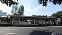 Yang pertama ada Halte Bundaran Senayan (Koridor 1). Untuk pengalihannya, Penumpang yang biasa menggunakan Halte Bundaran Senayan bisa menggunakan Halte GBK dan Polda serta rute 1N atau 1P di Halte non-BRT Bundaran Senayan 1 dan 2. Halte ini akan ditutup pada per 31 Mei 2023. Rengga Sancaya/Detikcom