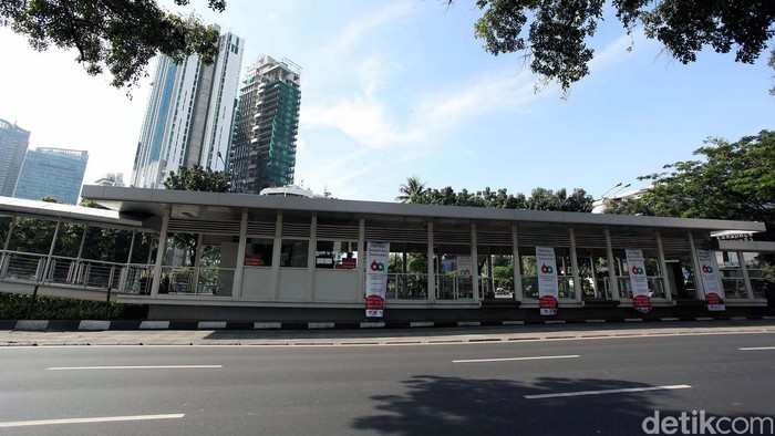 Halte Busway Bundaran Senayan ditutup untuk sementara. Hal ini imbas dari penutupan jalan protokol di Jakarta terkait peringatan Konferensi Asia Afrika (KAA) di JCC, Rabu (22/04/2015). Rengga Sancaya/detikcom.