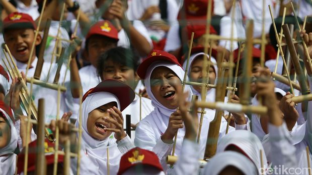 20 ribu warga memainkan alat musik angklung di Stadion Siliwangi Bandung, Jawa Barat, Kamis (23/4/2015). Acara ini merupakan rangkaian peringatan 60 tahun konferensi Asia Afrika. Acara tersebut  memecahkan rekor MURI dan Guinness World of Record. Lagu 