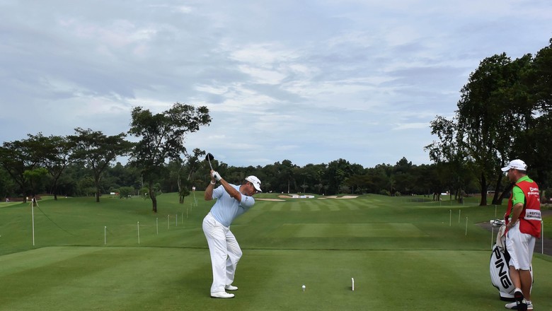 Ratusan Pegolf Ramaikan CIMB Niaga Indonesian Masters

Sebanyak 150 peserta dari dalam dan luar negeri meramaikan turnamen  Salah satu pegolf top dunia, Lee Westwood juga memeriahkan CIMB Niaga Indonesian Masters. Lee tercatat dua kali juara Indonesia .Pegolf asal Denmark, Thomas Bjorn juga ambil bagian di ajang CIMB Niaga Indonesian Masters. Thomas merupakan pemai asal Denmark yang tercatat meraih enam kali European Ryder Cup.Pegolf asal Taiwan Chan Shih-chang Pegolf asal Indonesia, Ian Andrew turut ambil bagian di ajang CIMB Niaga Indonesian Masters.golf itu.Pool/CIMB Niaga.
  (Photo by Arep Kulal/Asian Tour via Getty Images)