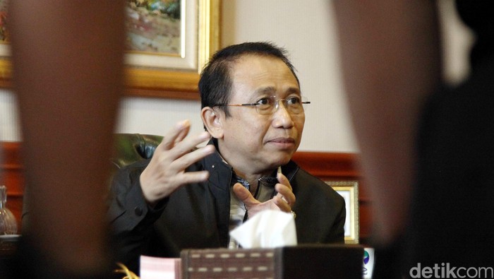 Wakil Ketua Dewan Pembina Partai Demokrat, Marzuki Alie mengaku mendapat dukungan dari para kader daerah untuk maju sebagai Caketum pada kongres di Surabaya pada bulan Mei mendatang. Marzuki mengaku mewadahi dukungan para kader dan siap maju sebagai caketum saat dijumpai di kantornya, Rabu (22/4/2015). Rachman Haryanto/detikcom.