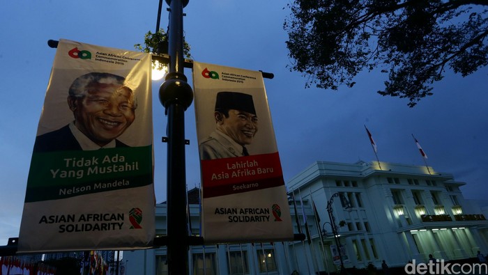 Suasana malam jalan Asia Afrika, Bandung, Jawa Barat, Kamis (23/4/2015). Dilokasi ini menjadi acara Historical Walk puncak dari peringatan Konferensi Asia Afrika ke 60. Pimpinan negara peserta KAA akan berjalan menelusuri jalan Asia Afrika dari Hotel Savoy Hovmann ke Gedung Merdeka. Agung Pambudhy/Detikcom.