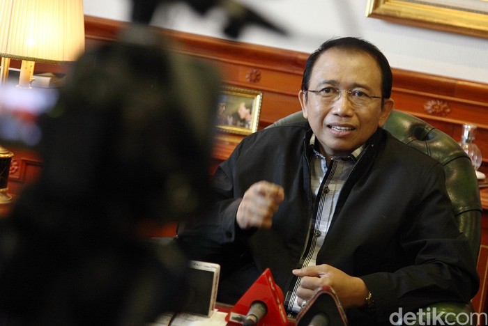 Wakil Ketua Dewan Pembina Partai Demokrat, Marzuki Alie mengaku mendapat dukungan dari para kader daerah untuk maju sebagai Caketum pada kongres di Surabaya pada bulan Mei mendatang. Marzuki mengaku mewadahi dukungan para kader dan siap maju sebagai caketum saat dijumpai di kantornya, Rabu (22/4/2015). Rachman Haryanto/detikcom.