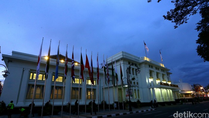 Suasana malam jalan Asia Afrika, Bandung, Jawa Barat, Kamis (23/4/2015). Dilokasi ini menjadi acara Historical Walk puncak dari peringatan Konferensi Asia Afrika ke 60. Pimpinan negara peserta KAA akan berjalan menelusuri jalan Asia Afrika dari Hotel Savoy Hovmann ke Gedung Merdeka. Agung Pambudhy/Detikcom.