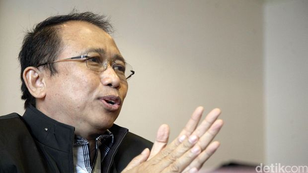 Wakil Ketua Dewan Pembina Partai Demokrat, Marzuki Alie mengaku mendapat dukungan dari para kader daerah untuk maju sebagai Caketum pada kongres di Surabaya pada bulan Mei mendatang. Marzuki mengaku mewadahi dukungan para kader dan siap maju sebagai caketum saat dijumpai di kantornya, Rabu (22/4/2015). Rachman Haryanto/detikcom.