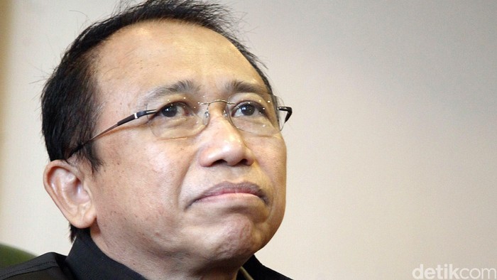 Wakil Ketua Dewan Pembina Partai Demokrat, Marzuki Alie mengaku mendapat dukungan dari para kader daerah untuk maju sebagai Caketum pada kongres di Surabaya pada bulan Mei mendatang. Marzuki mengaku mewadahi dukungan para kader dan siap maju sebagai caketum saat dijumpai di kantornya, Rabu (22/4/2015). Rachman Haryanto/detikcom.