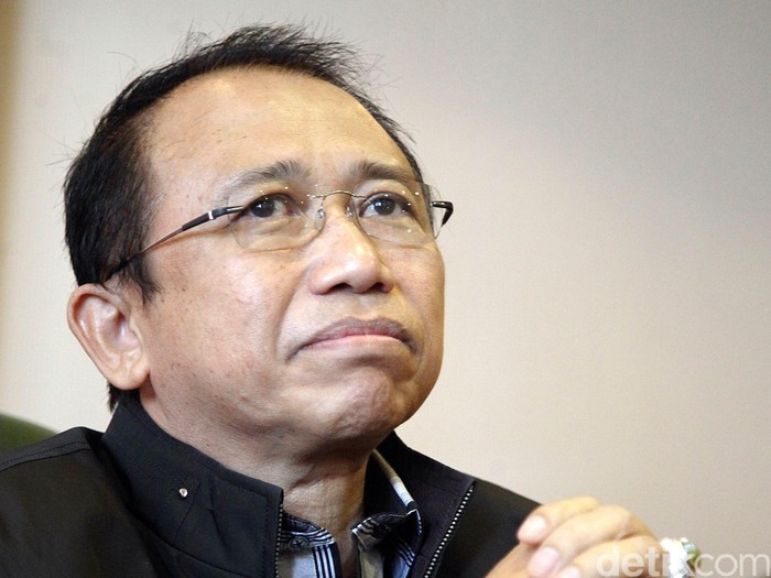 Wakil Ketua Dewan Pembina Partai Demokrat, Marzuki Alie mengaku mendapat dukungan dari para kader daerah untuk maju sebagai Caketum pada kongres di Surabaya pada bulan Mei mendatang. Marzuki mengaku mewadahi dukungan para kader dan siap maju sebagai caketum saat dijumpai di kantornya, Rabu (22/4/2015). Rachman Haryanto/detikcom.