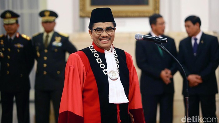 Presiden Joko Widodo mengambil sumpah jabatan Manahan Malontige Pardamean Sitompul sebagai Hakim Konstitusi di Istana Negara, Jakarta, Selasa (28/4/2015). Dia merupakan Hakim Konstitusi dari unsur Mahkamah Agung. Agung Pambudhy/Detikcom.