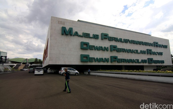 Pembangunan gedung baru untuk DPR RI menuai kritikan berbagai pihak walaupun Ketua DPR Setya Novanto menyebut Presiden Jokowi telah setuju pembangunan tersebut. Tetapi Presiden Jokowi belum teken Perpres tentang pembangunan Gedung DPR. Lamhot Aritonang/detikcom.