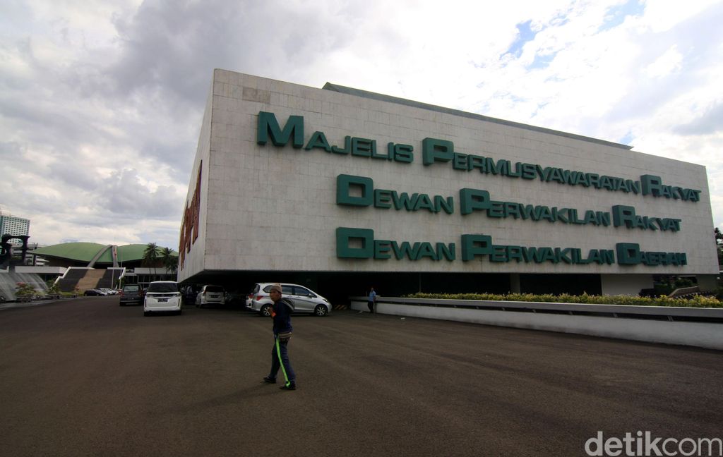 Pembangunan gedung baru untuk DPR RI menuai kritikan berbagai pihak walaupun Ketua DPR Setya Novanto menyebut Presiden Jokowi telah setuju pembangunan tersebut. Tetapi Presiden Jokowi belum teken Perpres tentang pembangunan Gedung DPR. Lamhot Aritonang/detikcom.