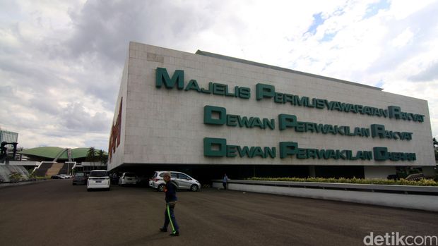 Pembangunan gedung baru untuk DPR RI menuai kritikan berbagai pihak walaupun Ketua DPR Setya Novanto menyebut Presiden Jokowi telah setuju pembangunan tersebut. Tetapi Presiden Jokowi belum teken Perpres tentang pembangunan Gedung DPR. Lamhot Aritonang/detikcom.