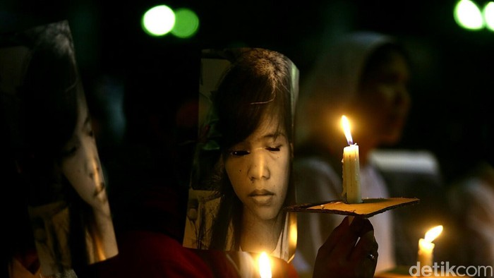 Sejumlah aktivis yang tergabung dalam Jaringan Buruh Migran Indonesia (JBMI) dan perwakilan buruh migran dari Filipina, menggelar aksi di depan Istana Negara, Senin (27/4/2015) malam. Mereka mendesak Presiden Joko Widodo untuk menghentikan proses hukuman mati karena Mary Jane adalah korban dari perdagangan manusia. Agung Pambudhy/Detikcom.