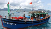 TNI AL dari KRI Sutedi Senoputra mengamankan 3 kapal asing berbendera Vietnam di Perairan Natuna, Jumat (24/2015)  dengan jumlah anak buah kapal yang ditangkap sebanyak 35 orang warga negara asing. Susi bilang begitu masuk Kementerian Kelautan dan Perikanan saya mendaftar, menginventarisir persoalan yang ada, kenapa jumlah nelayan turun, kenapa ekspor turun, akhirnya saya kontrol izin perikanan yang ada, data ekspor, impor, akhirnya memutuskan IUU Fishing ini persoalan besar dunia perikanan dan kelautan Indonesia. Pool/Detikfoto/KRI Sutedi Senoputra 378