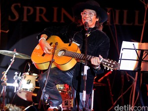 Penyanyi Senior Leo Kristi Tutup Usia
