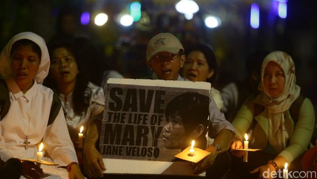 Sejumlah aktivis yang tergabung dalam Jaringan Buruh Migran Indonesia (JBMI) dan perwakilan buruh migran dari Filipina, menggelar aksi di depan Istana Negara, Senin (27/4/2015) malam. Mereka mendesak Presiden Joko Widodo untuk menghentikan proses hukuman mati karena Mary Jane adalah korban dari perdagangan manusia. Agung Pambudhy/Detikcom.