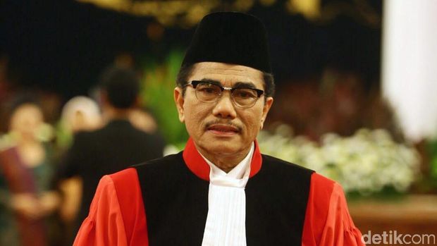 Presiden Joko Widodo mengambil sumpah jabatan Manahan Malontige Pardamean Sitompul sebagai Hakim Konstitusi di Istana Negara, Jakarta, Selasa (28/4/2015). Dia merupakan Hakim Konstitusi dari unsur Mahkamah Agung. Agung Pambudhy/Detikcom.