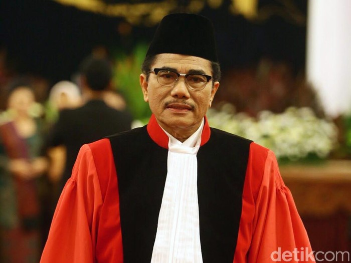 Presiden Joko Widodo mengambil sumpah jabatan Manahan Malontige Pardamean Sitompul sebagai Hakim Konstitusi di Istana Negara, Jakarta, Selasa (28/4/2015). Dia merupakan Hakim Konstitusi dari unsur Mahkamah Agung. Agung Pambudhy/Detikcom.