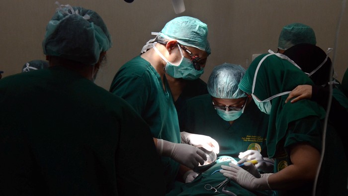 Menggantung Harapan pada Benang Bedah Produksi dalam Negeri