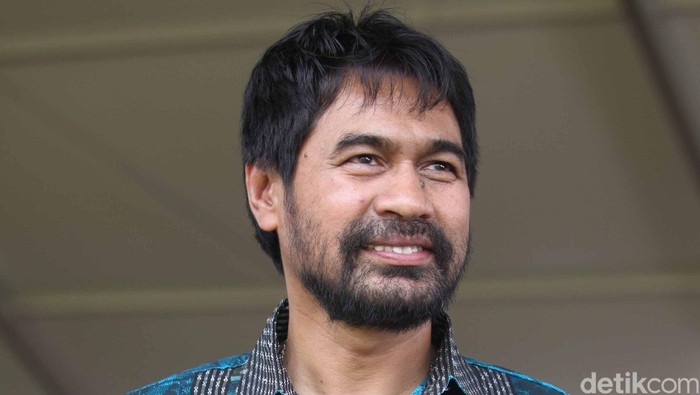 Namanya Muzakir Manaf, tapi orang Aceh biasa menyapa lelaki ini dengan sebutan Mualem. Pada masa perang Aceh, gelar Mualem disematkan kepada seseorang yang memiliki pengetahuan tinggi tentang ilmu kemiliteran, yang memiliki kemampuan untuk melatih pasukannya. Mualem lahir di Seuneudon, Aceh Utara pada 1964. Ia sudah terlibat dalam perjuangan Aceh bersama GAM sejak usia muda. Sejak 1986 hingga 1989, bersama beberapa pemuda Aceh pilihan lainnya, Mualem dikirim ke Libya untuk mengikuti pendidikan militer di Camp Tajura. Di sana, ia juga pernah dipercayakan menjadi pengawal Muammar Qadafi. rengga sancaya/detikfoto