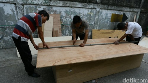 Jakarta - Beberapa petugas rumah duka Abadi terlihat membuat dua peti kemas untuk dua Jenazah Bali Nine. Dua peti kemas itu digunakan untuk membawa keduanya esok hari ke Australia.

Pantuan di lokasi, Rabu (29/4/2015) pukul 14.30 WIB, sekitar lima orang pekerja sedang membuat dua peti kemas di pintu samping rumah duka. Peti kemas tersebut berukuran memiliki panjang 120 cm dan lebar 80 cm.