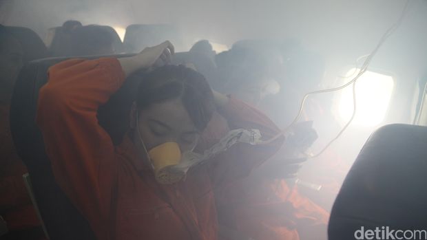 Sejumlah pramugari melakukan evacuation drill atau evakuasi penumpang pesawat dengan menggunakan seluncuran di Pusat Pelatihan milik Lion Group di Balaraja, Tangerang, Banten, Rabu (29/4). Pelatihan rutin tersebut untuk terus mengasah kesiapan para pramugari/pramugara dalam penyelamatan penumpang apa bila terjadi keadaan darurat. Hasan Alhabshy/detikcom