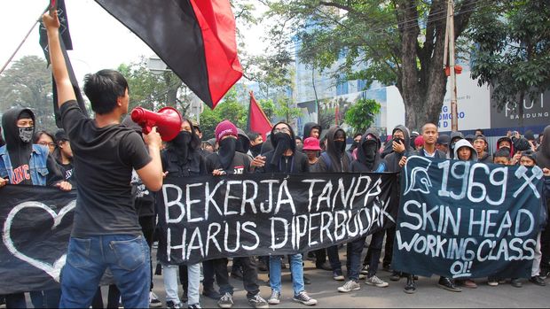 Anarcho Bandung berunjuk rasa memperingati Hari Buruh Internasional di Gedung Sate Bandung, Jawa Barat, Jumat (1/5).