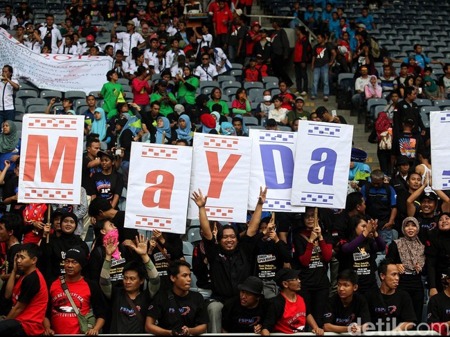 Buruh Rayakan May Day di GBK Massa buruh merayakan May Day di Stadion Gelora Bung Karno, Senayan, Jakarta, Jumat (1/5/2015). Para buruh merayakannya dengan menikmati hiburan musik. Rengga Sancaya/detikcom.
