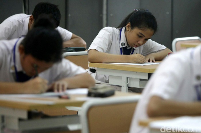 Siswa siswi mengerjakan soal ujian nasional di SMP Negeri 1 Jakarta, Senin (4/5/2015). Pelaksanaan Ujian Nasional tingkat Sekolah Menengah Pertama (SMP) dan sederajat dilaksanakan mulai hari ini, Senin, 4 Mei 2015 hingga 7 Mei 2015. Pelaksanaan UN tingkat SMP berlangsung hingga 7 Mei 2015, diikuti 50.515 SMP dan 3,7 juta siswa. Agung Pambudhy/Detikcom.