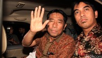 Kala itu Wakil Ketua DPRD DKI Abraham Lunggana alias Lulung diperiksa sekitar 8 jam lebih oleh penyidik Bareskrim Polri. Lulung menjadi saksi perkara dugaan pengadaan UPS tahun 2014. Lulung keluar dari Gedung Bareskrim sekitar pukul 18.20 WIB, Kamis (30/4/2015). Pagi tadi, Lulung tiba di Mabes Polri Jl Trunojoyo, Jaksel, sekitar pukul 09.40 WIB. Lamhot Aritonang/detikcom