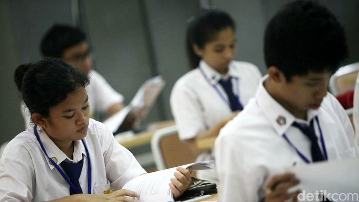 Siswa siswi mengerjakan soal ujian nasional di SMP Negeri 1 Jakarta, Senin (4/5/2015). Pelaksanaan Ujian Nasional tingkat Sekolah Menengah Pertama (SMP) dan sederajat dilaksanakan mulai hari ini, Senin, 4 Mei 2015 hingga 7 Mei 2015. Pelaksanaan UN tingkat SMP berlangsung hingga 7 Mei 2015, diikuti 50.515 SMP dan 3,7 juta siswa. Agung Pambudhy/Detikcom.