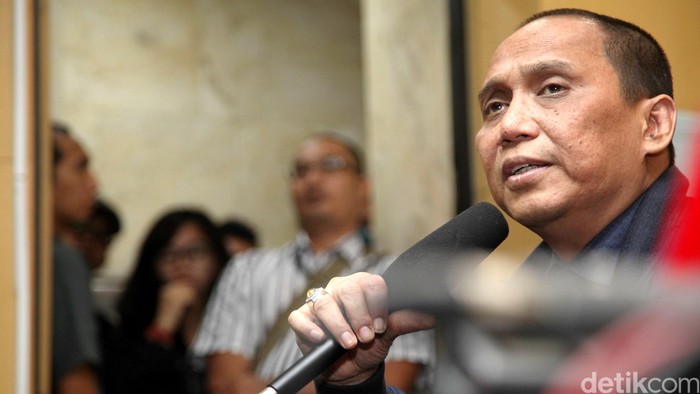 Penyidik KPK Novel Baswedan ditangkap Bareskrim Polri tadi malam. Lima pimpinan KPK siap menjaminkan diri untuk penangguhan penahanan Novel Baswedan. Pernyataan itu disampaikan Wakil Ketua KPK Indriyanto Seno Adji dan Wakil Ketua KPK Johan Budi dalam jumpa pers di kantornya, Jumat (1/5/2015).