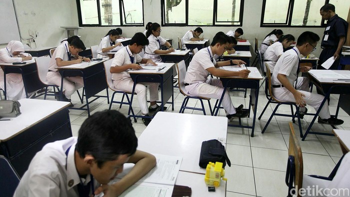 Siswa siswi mengerjakan soal ujian nasional di SMP Negeri 1 Jakarta, Senin (4/5/2015). Pelaksanaan Ujian Nasional tingkat Sekolah Menengah Pertama (SMP) dan sederajat dilaksanakan mulai hari ini, Senin, 4 Mei 2015 hingga 7 Mei 2015. Pelaksanaan UN tingkat SMP berlangsung hingga 7 Mei 2015, diikuti 50.515 SMP dan 3,7 juta siswa. Agung Pambudhy/Detikcom.