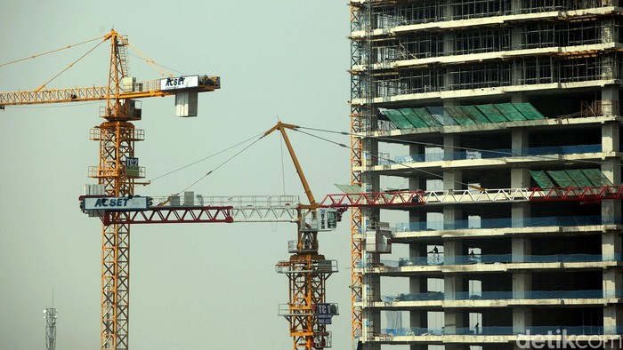 Pekerja menyelesaikan pembangunan gedung perkantoran di Jakarta, Kamis, (7/5/2015). Tren perlambatan ekonomi yang terjadi sejak beberapa tahun lalu, masih berlangsung sampai dengan sekarang. Pada kuartal I-2015, ekonomi hanya mampu tumbuh 4,7%. Pada kuartal I-2015, ekonomi Indonesia hanya mampu tumbuh 4,7% (year on year). Kondisi ini disebutkan sebagai bagian dari tren perlambatan. Pemerintahan di bawah Presiden Joko Widodo (Jokowi) memiliki tugas berat untuk mengembalikan kepercayaan investor. Karena hasil pertumbuhan ekonomi yang mengecewakan di kuartal I-2015, dengan capaian 4,7%. Rengga Sancaya/Detikcom.