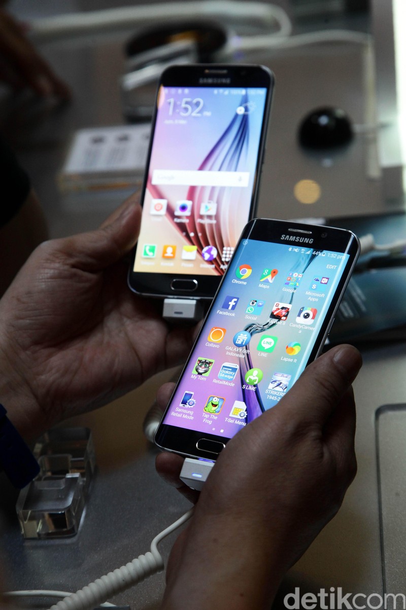 Setelah diumumkan beberapa waktu lalu, ponsel flagsip Samsung Galaxy S6 dan Galaxy S6 Edge akhirnya resmi dijual di Indonesia. Samsung pertama kali menggelar penjualan pertama kedua ponsel jagoannya itu di mal Grand Indonesia, Jakarta. Hasan Al Habshy/detikcom.