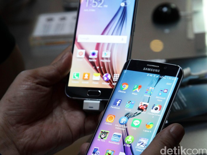 Setelah diumumkan beberapa waktu lalu, ponsel flagsip Samsung Galaxy S6 dan Galaxy S6 Edge akhirnya resmi dijual di Indonesia. Samsung pertama kali menggelar penjualan pertama kedua ponsel jagoannya itu di mal Grand Indonesia, Jakarta. Hasan Al Habshy/detikcom.