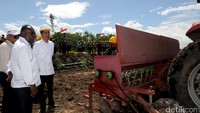 Ujung barat hingga utara sudah dikunjungi. Kini giliran ujung timur Indonesia jadi destinasi Jokowi selanjutnya. Ia pergi ke Merauke pada 2015 lalu. 