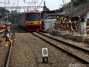 Melintasi Rel di MT Haryono, Seorang Pria Tewas Tertabrak Kereta