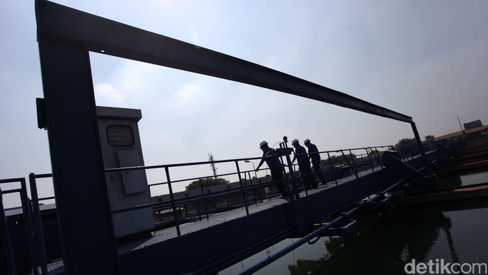 Petugas mengecek instalasi pengolahan air bersih di Instalasi Pengolahan Air (IPA), Pulogadung, Jakarta, Rabu (13/05/2015). Tempat pengolahan air bersih yang setiap harinya mengolah sebanyak 750.000 meter kubik air baku tersebut untuk memenuhi kebutuhan air bersih warga DKI Jakarta. Grandyos Zafna/detikcom