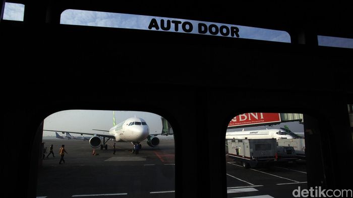 Citilink Datangkan Pesawat Baru Pesawat baru jenis Airbus A230 milik maskapai Citilink Indonesia, tiba di Bandara Internasional Soekarno-Hatta, Cengkareng, Kamis (14/05/2015) Pesawat baru ini untuk memperkuat armada angkutan Lebaran 2015.Pesawat baru jenis Airbus A230 terbang langsung dari Hamburg, yang merupakan salah satu pusat Airbus di Jerman. Pesawat ini tiba di Bandara Internasional Soekarno-Hatta, Cengkareng, pada pukul 09.00 WIB setelah pesawat itu menempuh penerbangan selama lebih kurang 15 jam. rengga sancaya/detikfoto