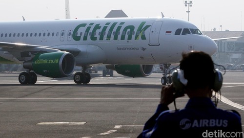 Pesawat baru jenis Airbus A230 milik maskapai Citilink Indonesia, tiba di Bandara Internasional Soekarno-Hatta, Cengkareng, Kamis (14/05/2015) Pesawat baru ini untuk memperkuat armada angkutan Lebaran 2015.Pesawat baru jenis Airbus A230 terbang langsung dari Hamburg, yang merupakan salah satu pusat Airbus di Jerman. Pesawat ini tiba di Bandara Internasional Soekarno-Hatta, Cengkareng, pada pukul 09.00 WIB setelah pesawat itu menempuh penerbangan selama lebih kurang 15 jam.  rengga sancaya/detikfoto