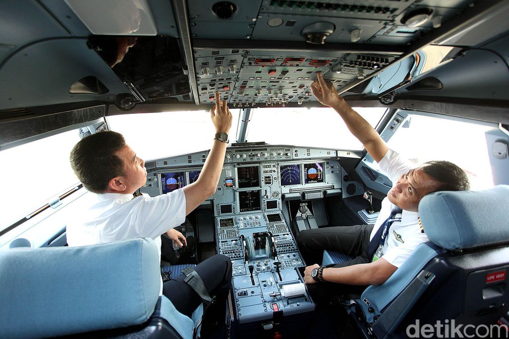 Pesawat baru jenis Airbus A230 milik maskapai Citilink Indonesia, tiba di Bandara Internasional Soekarno-Hatta, Cengkareng, Kamis (14/05/2015) Pesawat baru ini untuk memperkuat armada angkutan Lebaran 2015.Pesawat baru jenis Airbus A230 terbang langsung dari Hamburg, yang merupakan salah satu pusat Airbus di Jerman. Pesawat ini tiba di Bandara Internasional Soekarno-Hatta, Cengkareng, pada pukul 09.00 WIB setelah pesawat itu menempuh penerbangan selama lebih kurang 15 jam.  rengga sancaya/detikfoto