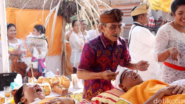 Metatah merupakan salah satu ritual keagamaan masyarakat penganut agama Hindu di Bali, atau yang dikenal juga dengan potong gigi. Blue Bird Bali, bersama masyarakat adat Bali di wilayah Sesetan, Denpasar Selatan,  menggelar acara 'Metatah' bersama masyarakat adat dilingkungan, Sabtu (16/5). dok. Blue Bird Bali/Pembaca.