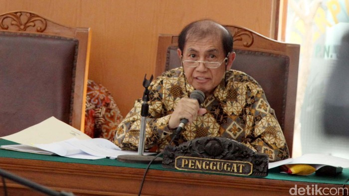 Sidang praperadilan Eks Dirjen Pajak Hadi Poernomo pagi ini digelar di Pengadilan Negeri Jakarta Selatan. Dalam sidang praperadilannya, Hadi memutuskan untuk penghadapi sendiri gugatannya tanpa kuasa hukum. Senin (18/5/2015), sidang resmi digelar pukul 10.00 WIB. Sidang ini dipimpin langsung oleh hakim tunggal Haswandi, yang juga merupakan ketua PN Jakarta Selatan. Rachman Haryanto/detikcom.
