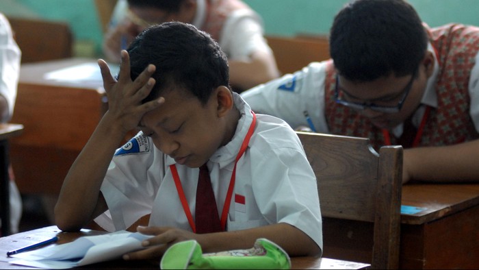 Sejumlah anak berkebutuhan khusus (ABK) mengerjakan soal mata pelajaran Bahasa Indonesia saat ujian nasional (UN) di SDN Klampis Ngasem I/246, Surabaya, Jawa Timur, Senin (18/5). Ujian nasional tingkat SD/Mi yang berlangsung secara serentak tersebut berlangsung tiga hari dengan tiga mata pelajaran yang diujikan, yakni Bahasa Indonesia, Matematika, dan IPA. ANTARA FOTO/M Risyal Hidayat/Rei/pd/15.