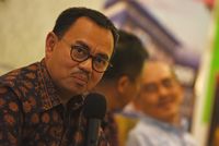 Mantan Menteri Energi Sumber Daya Mineral (ESDM) Sudirman Said (kiri) menuding Jokowi tak menindaklanjuti pembubaran Petral karena takut salah satu menteri.